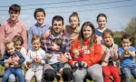 Chỉ dùng 4 chữ cái giống nhau mà cặp đôi này đặt được 11 cái tên khác nhau cho 11 đứa con