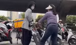 Xác minh vụ cô gái đứng chờ xe bị người bán trà đá vỉa hè xua đuổi 