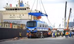 Đến đầu giờ chiều 10/5, các đơn vị liên quan vẫn đang bốc dỡ các toa tàu Metro vừa cập bến tại cảng Khánh Hội, quận 4, TPHCM.
