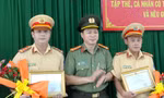 Hai chiến sĩ CSGT có hành động đẹp được tuyên dương.