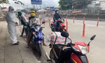 Ngày 12/10, nhiều người dân các tỉnh miền Tây đã chạy xe máy trở lại TPHCM.