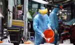 Sáng 10/6, Trung tâm Kiểm soát Bệnh tật TPHCM (HCDC) cho biết, lực lượng chức năng đã kích hoạt đội phản ứng nhanh xuống hiện trường thực hiện khoanh vùng, truy vết, phong tỏa tạm thời con hẻm 120, đường Trần Hưng Đạo, phường Phạm Ngũ Lão, quận 1 sau khi nhận tin có ca mắc COVID-19.