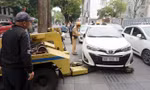 CSGT xuất quân xử lý ô tô chiếm lòng đường, vỉa hè ở quận Hoàn Kiếm 