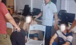 Nhiều cảnh sát ập vào văn phòng công chứng ở Bình Dương bắt nhóm nghi lừa đảo