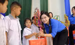 Mang Tết Trung thu đến với trẻ em vùng lũ ở Thái Nguyên