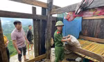 Chiến sĩ công an Cao Bằng hỗ trợ người dân vùng sạt lở, thiệt hại do bão số 3