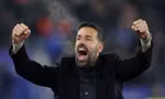 Van Nistelrooy bùng nổ cảm xúc trong trận hòa điên rồ của Leicester