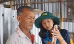Chiến sĩ tình nguyện cài đặt VNeID cho đồng bào Khmer