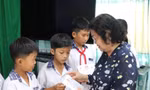 Quỹ học bổng Vừ A Dính tiếp sức trò nghèo vùng biển Bến Tre