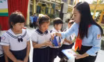 Tặng quà học sinh
