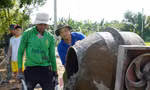 Chiến sỹ công an tình nguyện làm đường