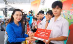  Bí thư T.Ư Đoàn tặng quà Tết cho thiếu nhi An Giang