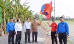 Thắp sáng đường quê bằng năng lượng mặt trời 