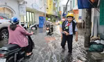 Cần Thơ ngập sâu, người dân vất vả di chuyển sau cơn mưa cuối ngày