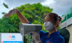 Trương Kim Ngân làm nhiệm vụ tại chốt khai báo y tế