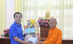 Anh Nguyễn Hải Minh tặng quà