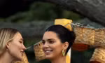 Xôn xao hình ảnh 'chân dài đắt giá’ Kendall Jenner đi phục vụ rượu, được boa 100 USD