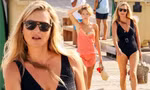 Kate Moss diện áo tắm xẻ ngực sâu ‘đọ dáng’ với con gái trong chiếc váy mỏng tang