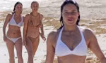 Đả nữ ‘Fast and Furious’ diện bikini sexy, thân thiết với gái lạ trên bãi biển