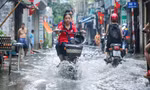 Phố phường Hà Nội ngập trong 'biển nước' chỉ sau 20 phút mưa rào