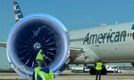 Máy bay Boeing 787 'nuốt' container trên đường băng 