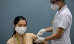 Một giáo viên tiêm cùng lúc 2 mũi vắc xin phòng COVID-19 cách nhau 10 phút