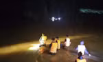 Chạy xe máy qua điểm ngập, người đàn ông bị nước lũ cuốn trôi