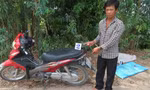 Gã đàn ông khống chế, hiếp dâm con gái của bạn giữa đồng vắng