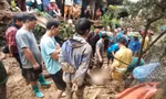 Sạt lở đất ở Sơn La: Quặn lòng tiếng gào khóc của người chồng gọi vợ và 2 con
