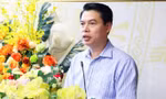 Ông Nghiêm Văn Hách (thứ 3 bên phải) nhận quyết định bổ nhiệm làm Bí thư Đảng ủy xã Tam Đa.