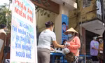 Thầy cô 'xắn tay' nấu cơm 0 đồng cho người khó