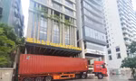 Sóng lớn 'liếm' sát bờ biển Đà Nẵng, khách sạn thuê loạt container chắn bão