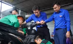 Sinh viên dầm mưa, sửa xe miễn phí cho người dân ở 'rốn ngập' Đà Nẵng