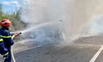 Xe chở 22 khách bốc cháy ngùn ngụt trên cao tốc TP.HCM – Long Thành