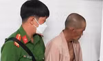 Trốn truy nã giả làm nhà sư, đi nhận quà từ thiện thì bị bắt