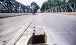 Cận cảnh những cây cầu xuống cấp, hoen rỉ ở Hà Nội