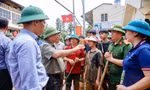 Thủ tướng Phạm Minh Chính lội bùn đến động viên người dân Yên Bái