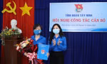 Chị Hoàng Thị Thanh Thúy trao quyết định và tặng hoa chúc mừng tân phó Bí thư Tỉnh đoàn Tây Ninh Trịnh Thị Như Trang.