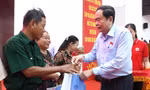 Phó Chủ tịch Thường trực Quốc hội Trần Thanh Mẫn tặng quà 'Tết Nhân ái' tại Hậu Giang