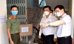 Thứ trưởng Bộ GD&ĐT Nguyễn Hữu Độ (người đứng thứ 2 bên phải qua) kiểm tra chuẩn bị thi tốt nghiệp THPT tại Hải Dương ngày 28/6.
