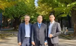 GS.TSKH Nguyễn Đình Đức (người đứng giữa) tiếp tục đứng đầu trong các nhà khoa học đang sinh sống và làm việc tại Việt Nam