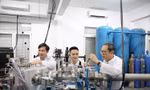 GS.TS Hoàng Nam Nhật (bên phải) trong phòng thí nghiệm. Ảnh VNU