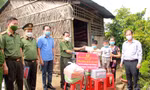 Thiếu tướng Nguyễn Văn Thuận -Giám đốc Công an TP. Cần Thơ cùng Bí thư Huyện ủy Phong Điền trao quà hỗ trợ cho 2 cháu mồ côi cha do dịch COVID-19.