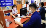 Người dân làm thủ tục tại cơ quan thuế. (Ảnh CP). 