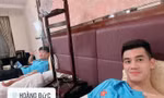 Hoàng Đức và Tiến Linh truyền dịch để đảm bảo hồi phục thể lực sớm cho trận đấu với Indonesia (ảnh FBNV)