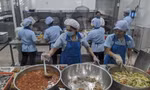 Sau bữa ăn trưa, 94 công nhân Long An nhập viện nghi ngộ độc