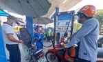 Người Hà Nội phải ‘cầu cứu’ tổng đài, căn giờ thấp điểm để đi đổ xăng 