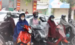 Hình ảnh xúc động: Bồn chồn đội mưa chờ con làm bài thi