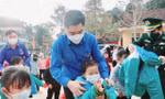 'Xuân ấm áp, Tết sẻ chia' vượt núi rừng về với bản xa