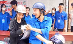 Thanh niên Nghệ An, Hà Tĩnh đội nắng, dầm mưa đón thí sinh ra vào trường thi